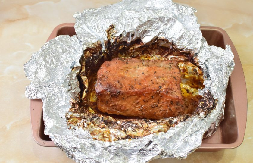 1. Этап. Карбонад Из СССР: В конце запекания откройте мясо и оставьте его еще немного в духовке, чтобы оно подрумянилось. Если в духовке есть верхний нагрев, как у меня, то мясо быстро запечется и сверху. Затем извлеките противень из духовки.