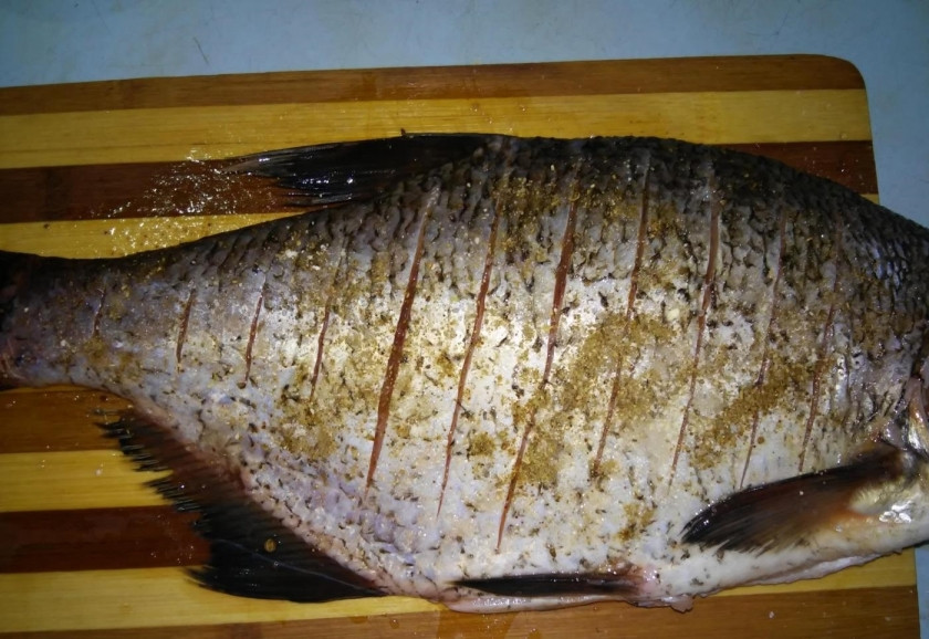 1. Этап. Лещ, запеченный в духовке: 2. Смешиваю соль и черный молотый перец, натираю полученной смесью рыбку с двух сторон. Поливаю лимонным соком и убираю в сторону для маринования.
