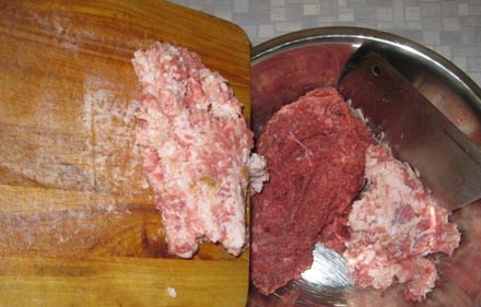 1. Этап. Фарш для пельменей: После того как и говядина и свинина были нарублены, отправляем мясо в глубокий тазик, где будет продолжено приготовление фарша.