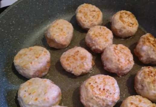 1. Этап. Фрикадельки в грибном соусе: Фрикадельки обжарить слегка на растительном масле с двух сторон.