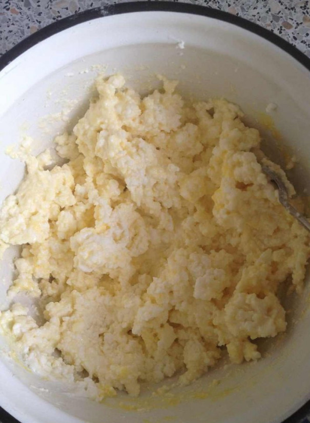 1. Этап. Хачапури с брынзой: Добавьте яйцо и перемешайте.