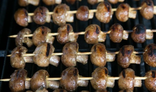 1. Этап. Шампиньоны на шпажках: Грибы нанизать на шпажки и обжарить на гриле с двух сторон примерно по 3 минуты.