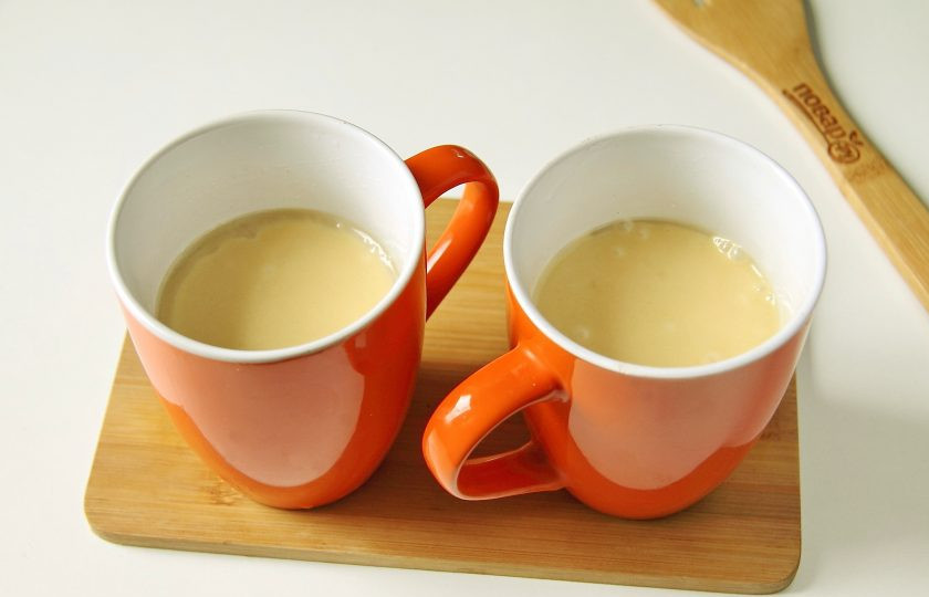 1. Этап. Кулич в микроволновке: Тесто получается достаточно жидкое. Формы или кружки смажьте растительным маслом и заполните их чуть больше чем наполовину. Выпекаем в микроволновке на полной мощности в течение 4 минут. Затем не открывая дверцу даем постоять еще 1 минуту. Я выпекала каждую порцию по отдельности, если решите испечь куличи за раз, то время, возможно, необходимо увеличить.