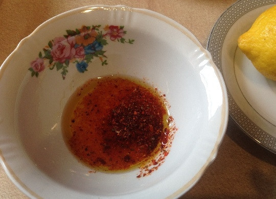 1. Этап. Турецкий салат с рисом и чечевицей: 3. Для заправки смешиваем оливковое масло, лимонный сок, сумах и соль.