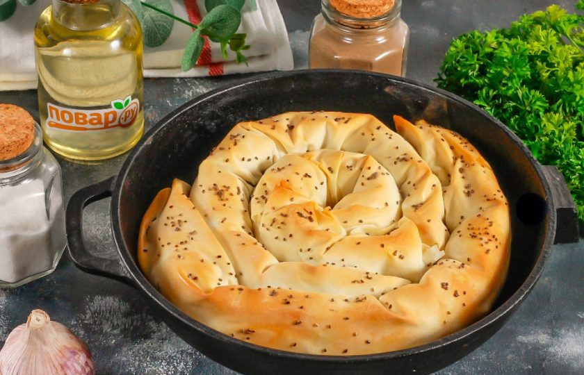 1. Этап. Пирог с мясом из теста Фило: Разогрейте духовку до 180 градусов и смажьте поверхность пирога растительным маслом, присыпьте маком. По желанию можете взбить 2 куриных яйца и залить пирог, если не хотите, чтобы он порционно отделялся. Поместите форму в духовку и запекайте блюдо примерно 20-25 минут до румяности.