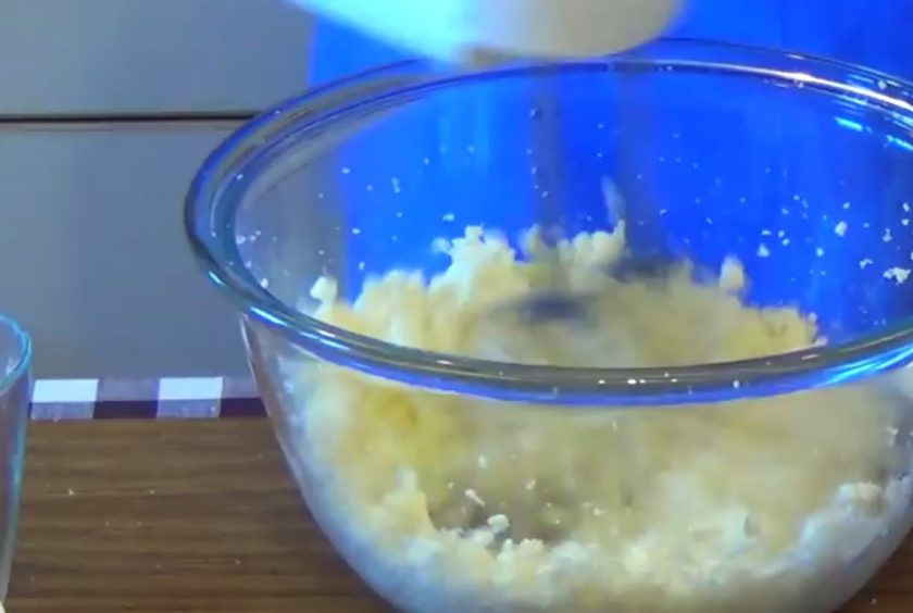 1. Этап. Кекс Твидовый: 1. Предварительно замороженный шоколад натрите на мелкой терке, завернув его в салфетку, чтобы он не растаял от тепла рук. Масло или маргарин комнатной температуры смешайте с сахаром с помощью миксера.