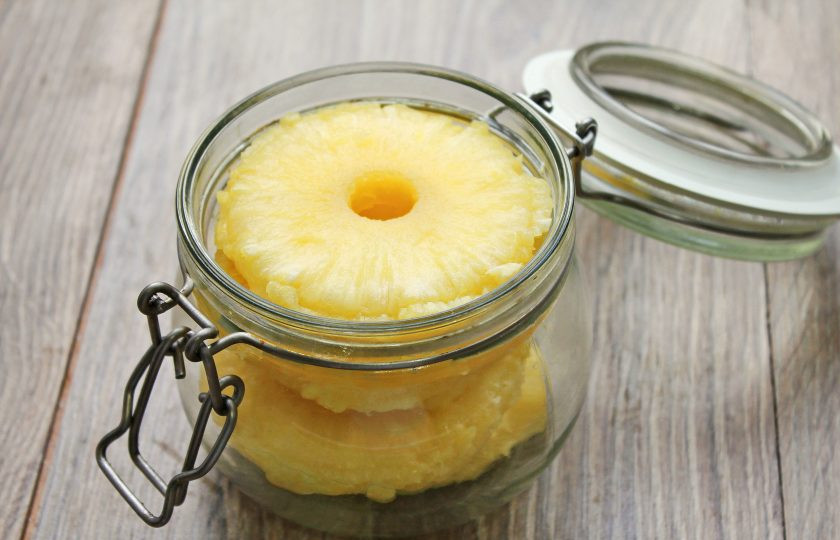 1. Этап. Ананасы в сиропе на зиму: Банки тщательно вымойте с пищевой содой и стерилизуйте любым удобным способом. Переложите готовые ананасы в горячие банки, залейте сиропом и закатайте прокипяченными крышками.