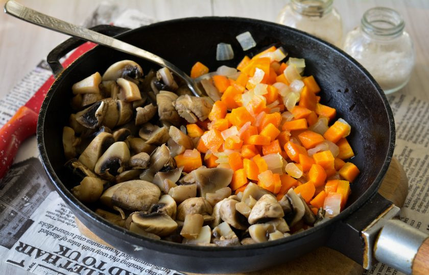 1. Этап. Грибная икра с морковью и луком: Добавьте грибы и тушите еще минут 5, приправьте солью и перцем по вкусу.