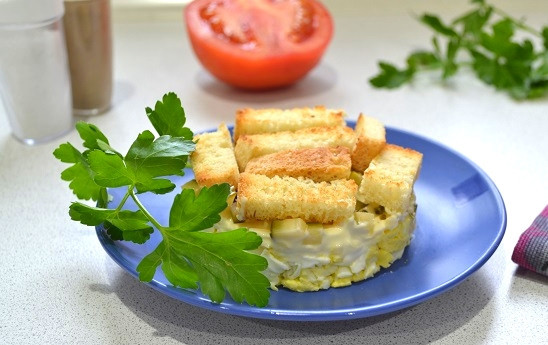 1. Этап. Салат с сыром, яйцом и соленым огурцом: 7. И подавайте салат к столу. Недорого и просто! Приятного аппетита!