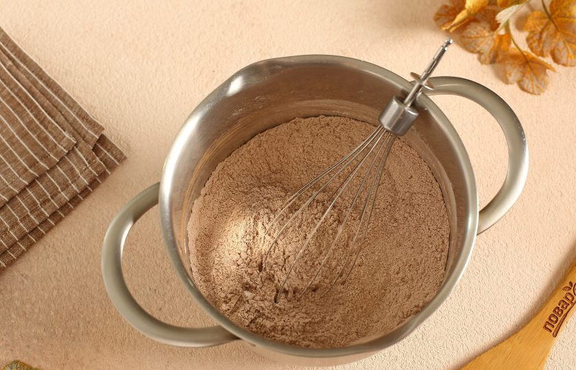 1. Этап. Шоколадные кексы без молока: Соедините все сухие ингредиенты: сахар, муку, какао и разрыхлитель.