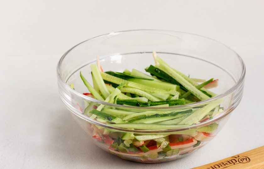 1. Этап. Салат Лайт: По истечении времени добавьте нарезанный соломкой огурец.