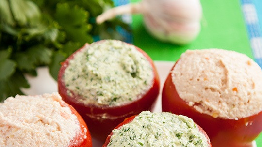 1. Этап. Помидоры с сырной начинкой: 7. Если помидоры среднего размера, то данный рецепт рассчитан на 8 порций. Два вида начинки - хорошее решение. Кроме остального, помидоры также фаршируют куриным филе, несколькими видами сыра, грибами, овощами и так далее. Выбирайте наиболее оптимальный вариант для вас и по вашему вкусу.