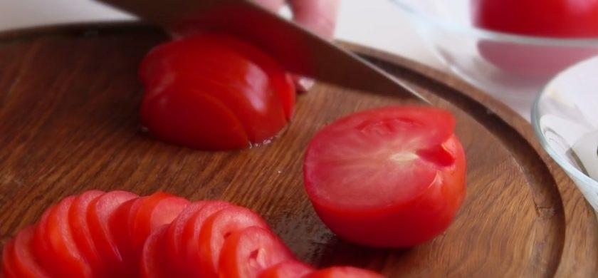 1. Этап. Салат праздничный за 10 минут: 1. Огурцы нарежьте полукругами. Помидоры нарежьте дольками, а копченую куриную грудку – кубиками. Маслины нарежьте кружочками.