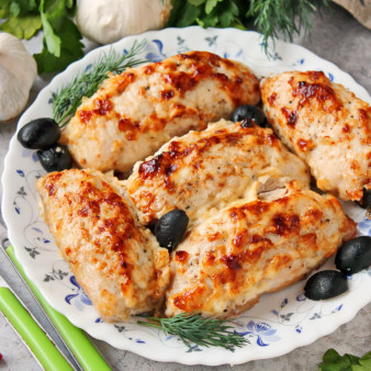 Куриные рулетики с грибами, маслинами и сыром