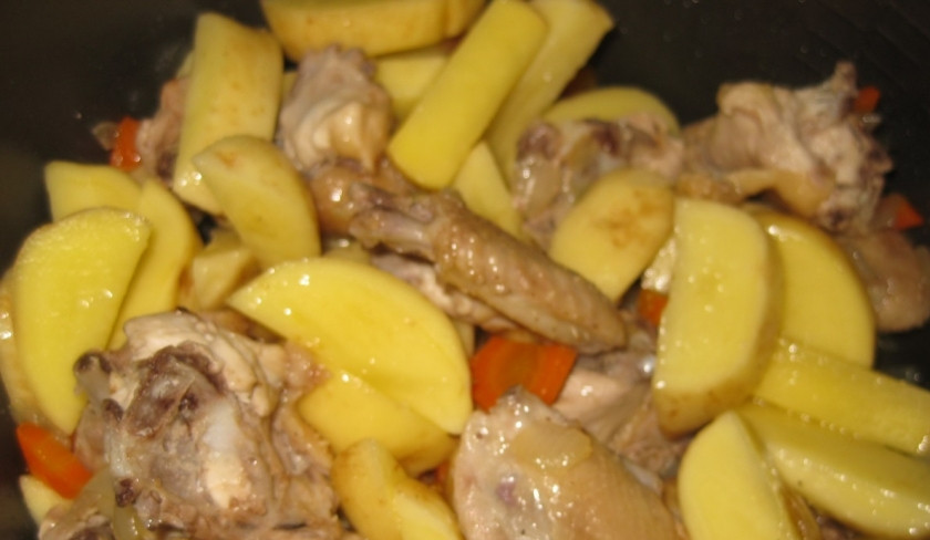 1. Этап. Жаркое из цыпленка: Переложите картофель в форму к курице и овощам. Запекайте в разогретой до 200 градусов духовке, 45-50 минут.