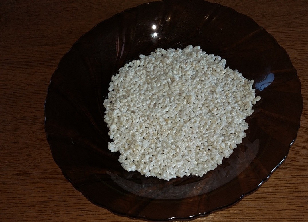 1. Stage. Sprats under a fur coat with pearl barley: In a salad bowl put the first layer of barley.