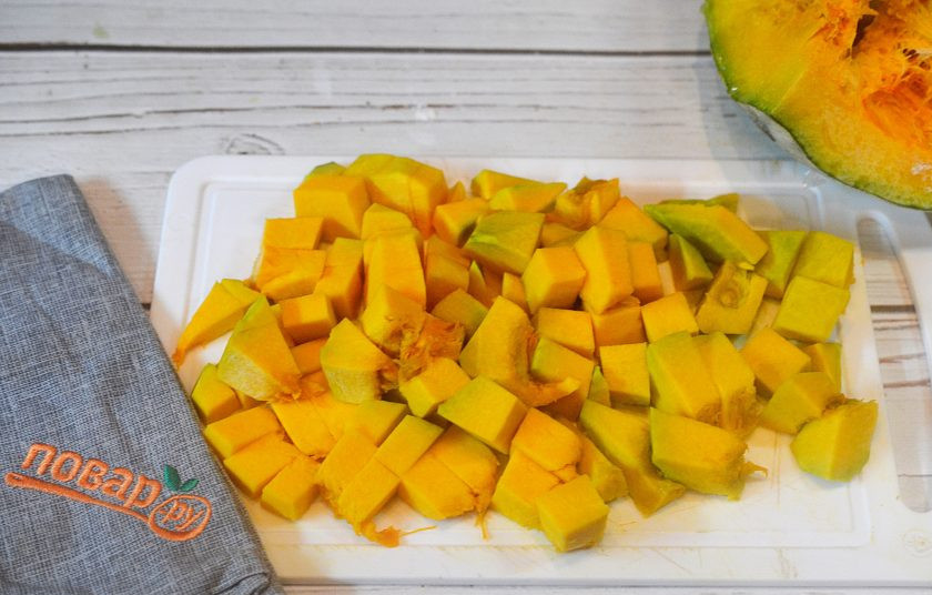 1. Этап. Варенье из тыквы: 1. Тыкву почистите и нарежьте кубиками.