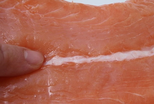 1. Этап. Омлет с лососем: 3. Прощупайте филе и выберите кости, если они естью