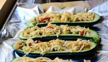 1. Этап. Лодочки из кабачков без мяса: Кабачки выложить на фольгу, посыпать сыром. Запекать 25 мину при180 градусах.