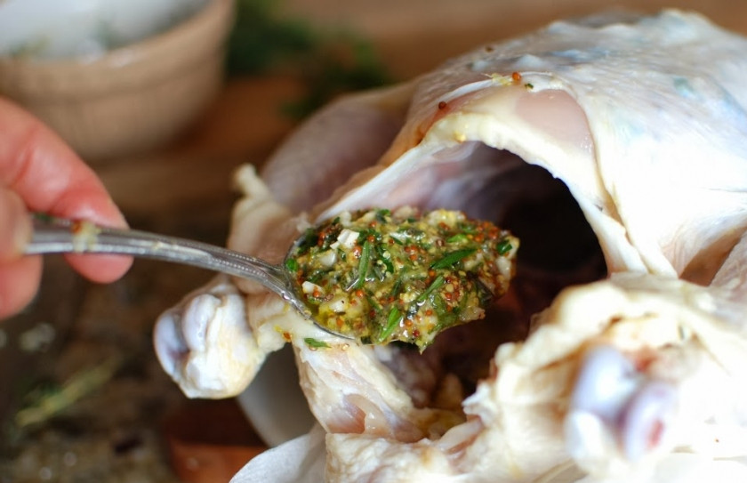 1. Этап. Курица запеченная в лимонном маринаде: Натрите внутренности курицы маринадом.