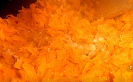 1. Этап. Морковный рулет с сырной начинкой: Очищенную морковку натрем на крупной терке. Затем добавляем карри, красный молотый перец и мускатный орех.