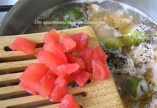 1. Этап. Суп с лососем и брюссельской капустой: Добавьте нарезанный помидор (без кожицы), варите еще минут 5.