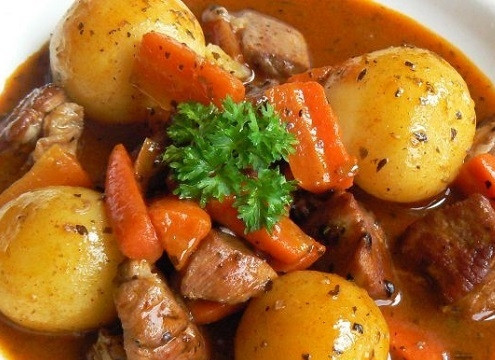 1. Этап. Рецепт жаркого из свинины с картошкой: И вот жаркое готово, посыпаем свежей яркой зеленью и подаем к столу.