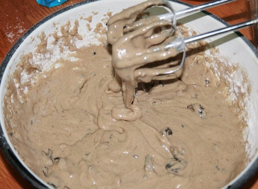 1. Этап. Коврижка: простой рецепт: Можете воспользоваться миксером и все быстро перемешать. Тесто по консистенции напоминает густую сметану.