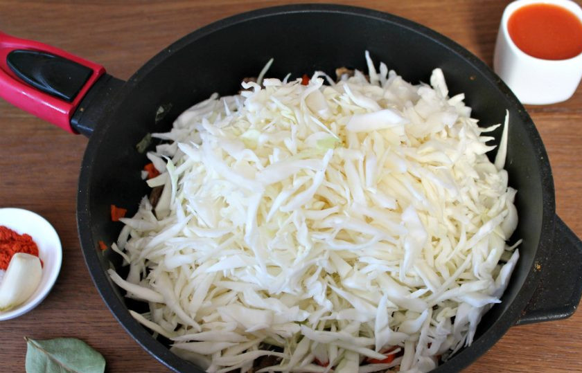 1. Этап. Капуста тушеная с куриными сердечками: Капусту шинкуем и добавляем к остальным ингредиентам.