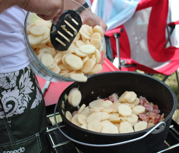 1. Этап. Картофель по-итальянски: Выложите картофель.