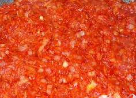 1. Этап. Рыбный суп с оливками: К овощам добавить томатную пасту и сахар. Тушить еще около 5 минут.