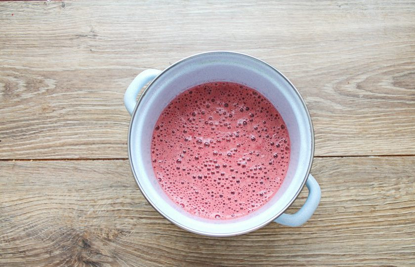 1. Этап. Вишнёвый коктейль: Влейте к вишне холодную кипяченую воду и пробейте все блендером до однородности и растворения сахара. При желании коктейль можно процедить.