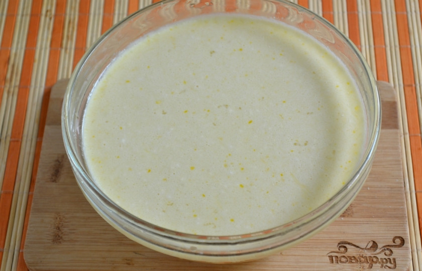 1. Этап. Блины на молоке тонкие: Готовое блинное тесто должно иметь консистенцию жидкой сметаны, но ни в коем случае не должно быть, как вода. В конце добавьте несколько ложек подсолнечного масла и хорошо перемешайте.