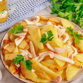 Жареная картошка с кальмарами на сковороде
