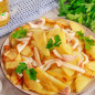 Жареная картошка с кальмарами на сковороде
