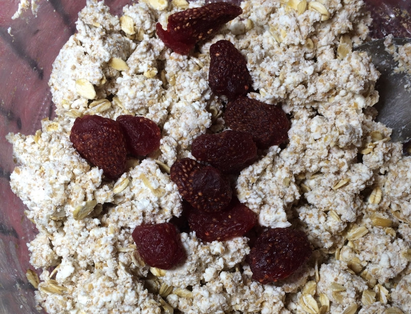 1. Этап. Творожный крамбл: Добавьте в творожную массу половину клубники, остальную часть можете оставить для украшения. Я клубнику использовала вяленую, но и свежая подойдет.