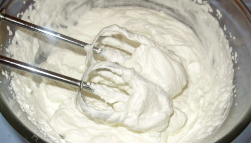 1. Этап. Торт Золотая осень: 4. Сливки взбиваем в пышную массу.