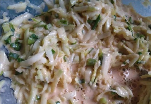 1. Этап. Кабачковые блинчики: Кабачки натереть на крупной тёрке, зелёны лук нарезать, чеснок пропустить через пресс. Добавить яйца, соль, паприку, сметану, творожный сыр, перемешать.