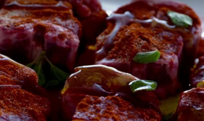 1. Этап. Баранина со стручковой фасолью и яйцами: Стейки из баранины положите в ёмкость (подойдёт любая посуда, например, глубокая миска). Приправьте паприкой, солью, орегано, оливковым маслом. Оставьте мариноваться на 30 минут.