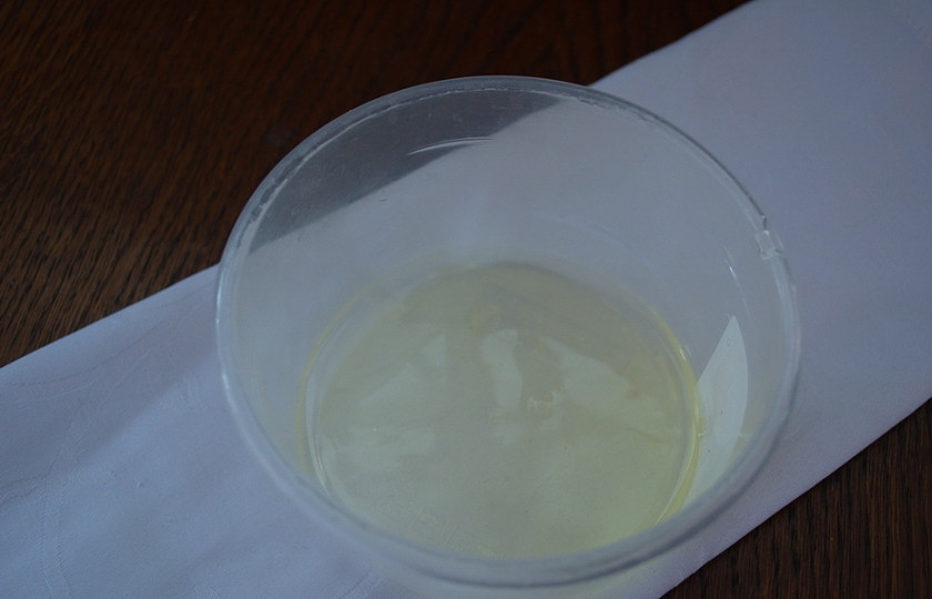 1. Этап. Глазурь на пасху: В небольшую емкость (у меня судок) поместите яичный белок. Обязательно посуда и венчики для взбивания должны быть обезжирены и идеально чистые. Также важно правильно отделить белок, чтоб желток не попал в белок. Если хоть капля жира или желтка попадет в белок, глазурь не получится.