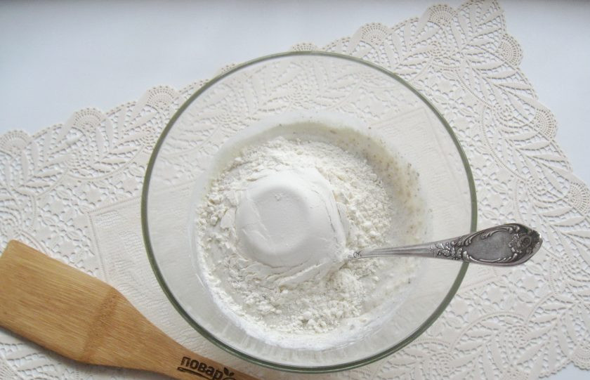 1. Этап. Сметанный торт с грецкими орехами: Добавьте просеянную муку. Перемешайте все ингредиенты теста.