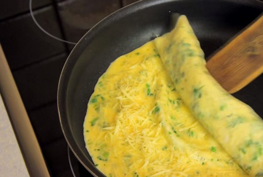 1. Этап. Завтрак для влюбленных: 4. Посолите, поперчите по вкусу и тщательно перемешайте. Разогретую сковороду смажьте растительным маслом и приготовьте аналогичный японский омлет, посыпая каждый слой тертым сыром.