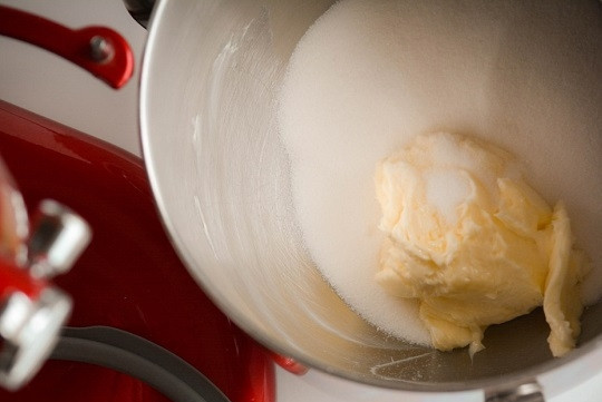 1. Этап. Капкейки Красный бархат на кефире: 3. Сахар с размягченным сливочным маслом разотрите до однородности.