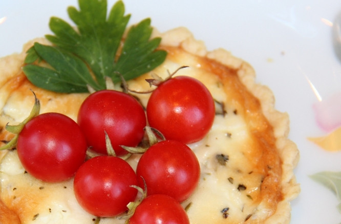 1. Этап. Тесто с творожным сыром: Готовую выпечку украшаем целыми помидорками черри. Приятного аппетита!