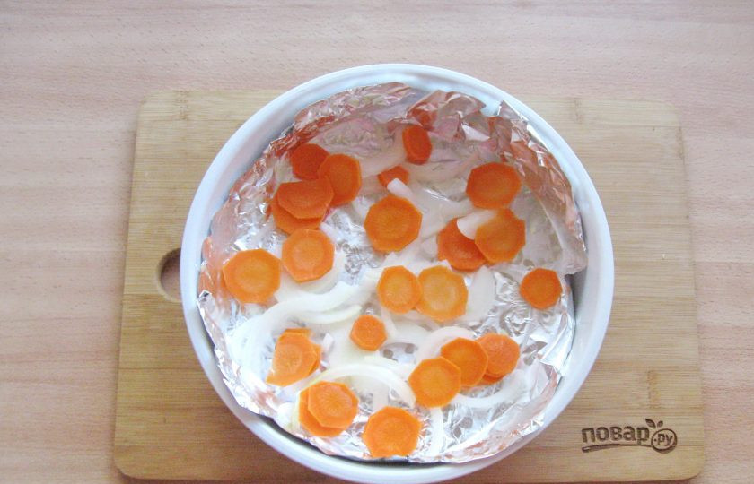 1. Этап. Скумбрия с овощами в пароварке: Морковь и лук очистите, помойте. Нарежьте произвольно и выложите в чашу пароварки с фольгой.