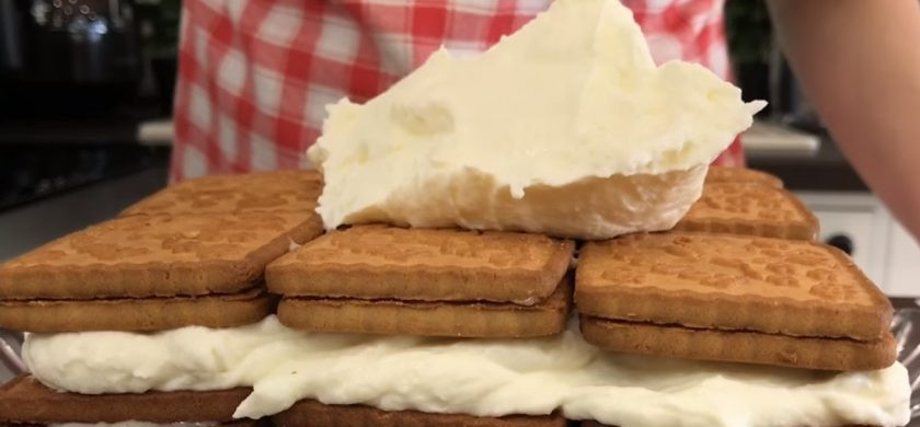 1. Этап. Торт Сметанник без выпечки (на скорую руку): 3. На дно формы выложите немного крема, сверху – слой печенья. Второй слой печенья смажьте тонким слоем сгущенки, скрепите с первым слоем печенья и обильно смажьте кремом. Повторите процедуру с оставшимся кремом и печеньем, чередуя виды печенья.