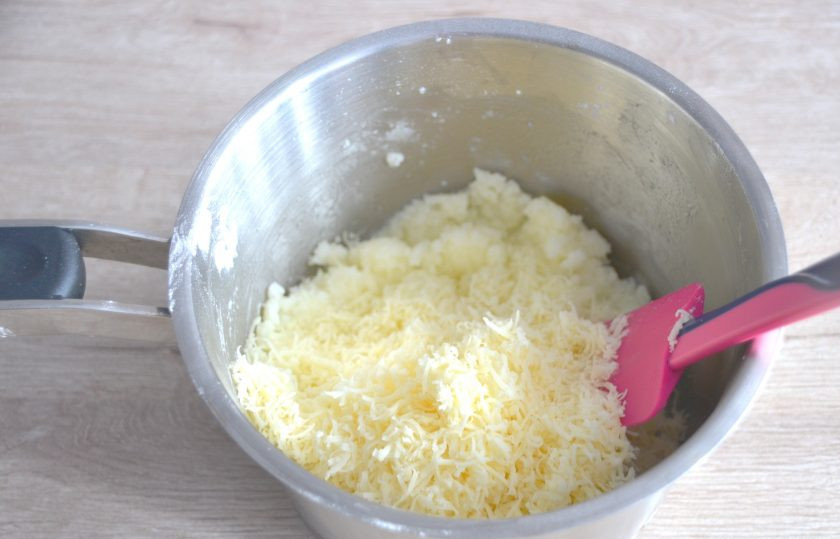 1. Этап. Булочки Боу де кежо: Вмешайте в горячую массу тертый сыр.