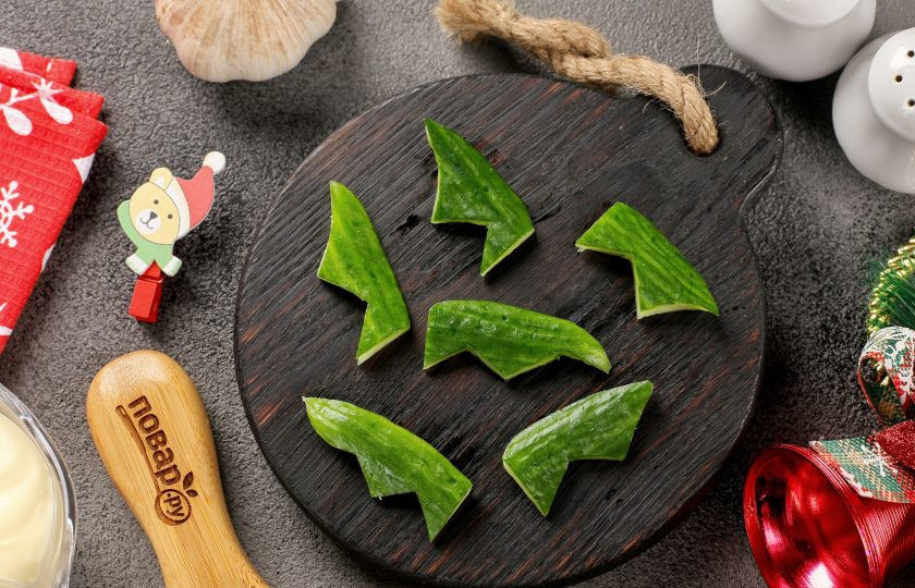 1. Этап. Фаршированные яйца Новогодние драконы: Из огурцов острым ножом вырежьте крылья.