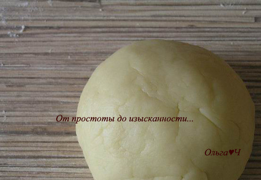 1. Этап. Постный шоколадно-банановый тарт с лимоном: Замесите эластичное тесто на рабочей поверхности.