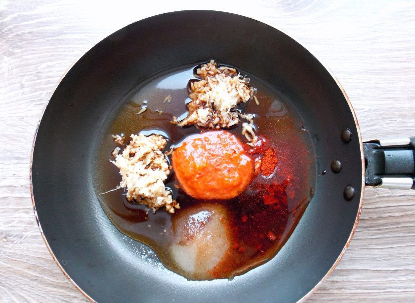 1. Этап. Сычуаньский соус: Влейте в сковороду херес и перемешайте.